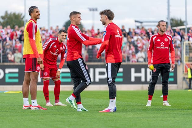Elias Egouli, Fortuna Düsseldorf, 44; Matthias Zimmermann, Fortuna Düsseldorf, 25; Erik Wekesser, Fortuna Düsseldorf, 07; Fabian Schleusener, Fortuna Düsseldorf, 24; Jorrit Hendrix, Fortuna Düsseldorf, No. 08, warming up as a substitute; Fortuna Düsseldorf vs. Schwarz Weiss Alstaden, soccer, Lower Rhine Cup, 2nd round, 2026–27 season, September 23, 2026, DFL regulations prohibit any use of photographs as image sequences and or quasi-video, Fortuna Düsseldorf vs. Schwarz-Weiß Alstaden, soccer, Lower Rhine Cup, 2nd round, 2026–27 season, September 23, 2026, Düsseldorf Copyright: xEibner-Pressefoto LukasxBaldygax EP_LBA