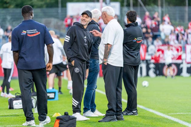 Alexander Ende of Fortuna Düsseldorf, the coach, is having a lively conversation before the game with officials from today’s opponent, Fortuna Düsseldorf vs. Schwarz Weiss Alstaden, soccer, Lower Rhine Cup, 2nd round, 2026–27 season, September 23, 2026, DFL regulations prohibit any use of photographs as image sequences and or quasi-video. Fortuna Düsseldorf vs. Schwarz-Weiß Alstaden, soccer, Lower Rhine Cup, 2nd round, 2026–27 season, September 23, 2026, Düsseldorf Copyright: xEibner-Pressefoto LukasxBaldygax EP_LBA