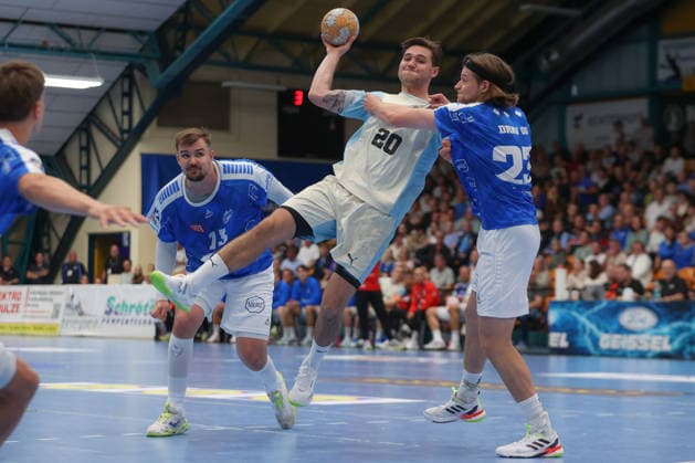 September 23, 2026, xtgx, DHB Cup Round 2, Dessau Rosslauer HV 06 vs. VfL Gummersbach emspor, from left: Ludvig Hallbäck (Gummersbach), 20, Mika Schüler (Dessau), 23; duel, battle, tackle, Dessau