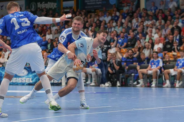 September 23, 2026, xtgx, DHB Cup 2nd Round, Dessau Rosslauer HV 06 vs. VfL Gummersbach emspor, from left: Leon Ciudad Benitez (Dessau), 20, Ludvig Hallbäck (Gummersbach), 20; tackle, duel, battle, Dessau
