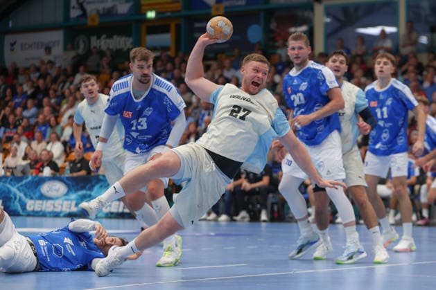 September 23, 2026, xtgx, DHB Cup 2nd Round, Dessau Rosslauer HV 06 vs. VfL Gummersbach emspor, from left: Kristjan Horzen (Gummersbach), 27 takes a shot, goal scorer, scores a goal, goal, scores the goal against Dessau