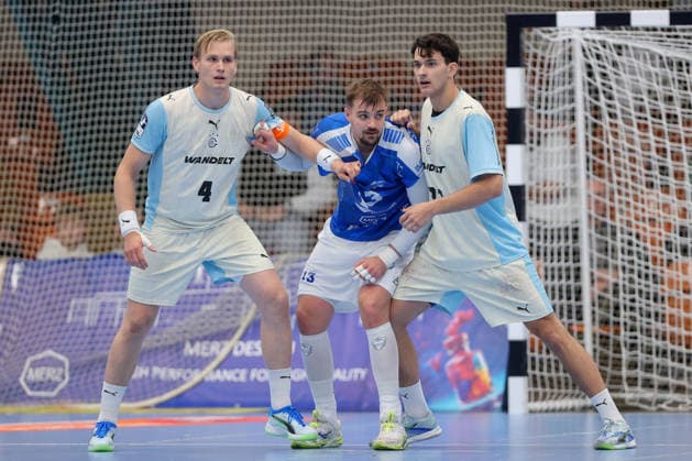 September 23, 2026, xtgx, DHB Cup 2nd Round, Dessau Rosslauer HV 06 vs. VfL Gummersbach emspor, from left: Ellidi Snaer Vidarsson (Gummersbach), 4, Valentin Neagu (Dessau), 13, Nikola Roganovic (Gummersbach), 23, duel, battle, tackle, Dessau