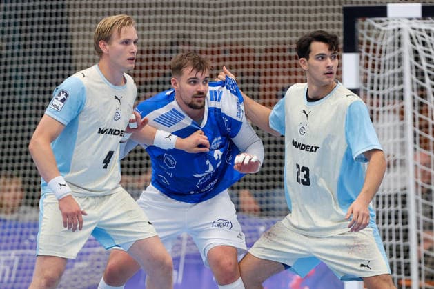 September 23, 2026, xtgx, DHB Cup 2nd Round, Dessau Rosslauer HV 06 vs. VfL Gummersbach emspor, from left: Ellidi Snaer Vidarsson (Gummersbach), 4, Valentin Neagu (Dessau), 13, Nikola Roganovic (Gummersbach), 23, duel, battle, tackle, Dessau