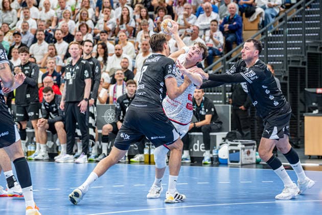 DHB Cup: TV Hüttenberg vs. THW Kiel, September 23, 2026 David Sehnke (TV Hüttenberg), 4, Julian Köster THW Kiel, 7, Domagoj Duvnjak THW Kiel, 4 DHB Cup TV Hüttenberg vs. THW Kiel in Wetzlar, September 23, 2026 Copyright: xBEAUTIFULxSPORTS Roeczeyx