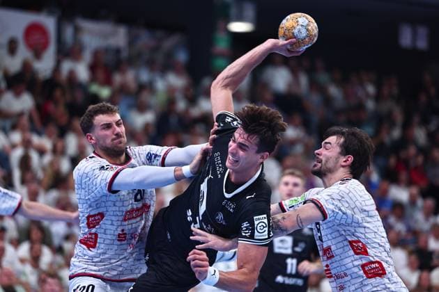 Julian Koester, THW Kiel, 07 in a duel with Leif Haack of TV Huettenberg, 20 (left), and Hendrik Schreiber of TV Huettenberg, 51 GER, TV Huettenberg vs. THW Kiel, Handball, DHB Cup, Round 2, 2026–2027 season, September 23, 2026, GER, TV Huettenberg vs. THW Kiel, Handball, DHB Cup, Round 2, 2026–2027 season, September 23, 2026, Wetzlar Copyright: xEibner-Pressefoto RenexWeissx EP_RWS