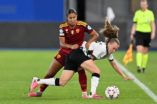 260923 OHL vs AS Roma Ella Ottey (12) of Roma fighting for the ball with Alixe Bosteels (7) of OH Leuven Women during the Uefa Women™s Champions League matchday 1 in the League phase game in season 2026 - 2027 between Oud Heverlee Leuven - OHL and AS Roma on September 23 , 2026 in Leuven, Belgium. (Photo by David Catry Sportpix) Leuven Den Dreef - King Power Flemish Brabant Belgium  Copyright: xSportpix.bex xDavidxCatryxDavidxCatryx