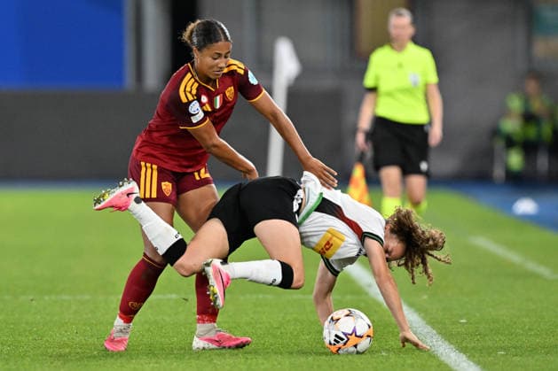 260923 OHL vs AS Roma Ella Ottey (12) of Roma fighting for the ball with Alixe Bosteels (7) of OH Leuven Women during the Uefa Women™s Champions League matchday 1 in the League phase game in season 2026 - 2027 between Oud Heverlee Leuven - OHL and AS Roma on September 23 , 2026 in Leuven, Belgium. (Photo by David Catry Sportpix) Leuven Den Dreef - King Power Flemish Brabant Belgium  Copyright: xSportpix.bex xDavidxCatryxDavidxCatryx