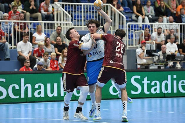 Men s DHB Handball Cup, Second Round: TuSEM Essen 1 vs. VfL Potsdam on September 23, 2026, at Sportpark Am Hallo in Essen. Max Neuhaus (Essen, left), Giacomo Savini (Potsdam, center), Tom Wolf (Essen, right) xRx