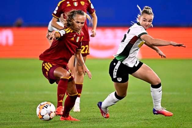 OH Leuven v AS Roma - UEFA Women s Champions League LEUVEN, BELGIUM - SEPTEMBER 23 : Thogersen Frederikke midfielder of AS Roma and Dekker Isabella forward of OH Leuven during the UEFA Women s Champions League 2026 27 League Phase MD1 match between OH Leuven and AS Roma on September 23, 2026 in Leuven, Belgium, 23 09 2026 Leuven Belgium  Copyright: xTomasxSiskx