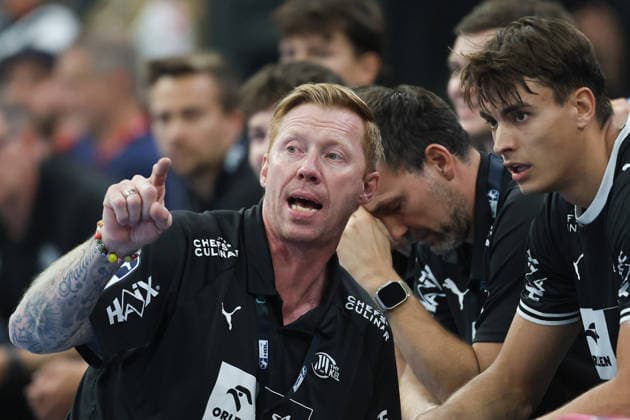 TV Hüttenberg vs. THW Kiel, DHB Cup: Coach Boerge Lund of THW Kiel in conversation with Julian Köster of THW Kiel; 7th DHB Cup match of the second round between TV Hüttenberg and THW Kiel on September 23, 2026, at the Buderus Arena in Wetzlar, Wetzlar, Hesse, Germany; Buderus Arena