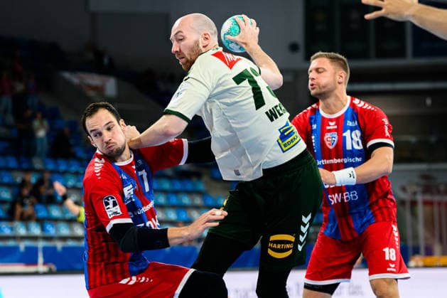 Bietigheim HBL 26 27 DHB Cup SG BBM Bietigheim vs. GWD Minden (from left): Dominik Claus of Bietigheim and Alexander Weck of Minden in a one-on-one battle; Bietigheim Bissingen Egetrans Arena, Baden-Württemberg, Germany