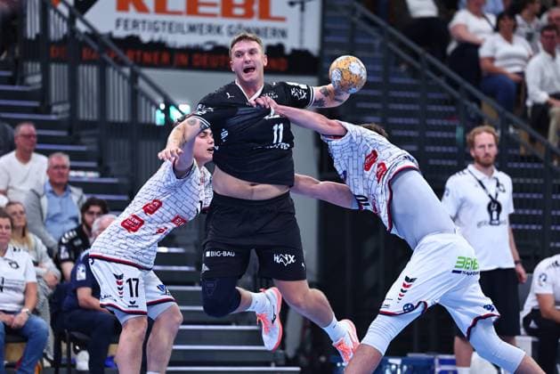 Emil Madsen (THW Kiel), No. 11, in a one-on-one battle with Phil Spandau (TV Huettenberg), No. 17, on the left, and Paul Ohl (TV Huettenberg), No. 10 GER, TV Huettenberg vs. THW Kiel, Handball, DHB Cup, Round 2, 2026–2027 season, September 23, 2026, Germany, TV Huettenberg vs. THW Kiel, Handball, DHB Cup, Round 2, 2026–2027 season, September 23, 2026, Wetzlar Copyright: xEibner-Pressefoto RenexWeissx EP_RWS