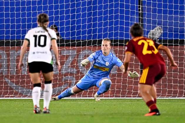 OH Leuven v AS Roma - UEFA Women s Champions League LEUVEN, BELGIUM - SEPTEMBER 23 : Seynhaeve Lowiese goalkeeper of OH Leuven during the UEFA Women s Champions League 2026 27 League Phase MD1 match between OH Leuven and AS Roma on September 23, 2026 in Leuven, Belgium, 23 09 2026 Leuven Belgium  Copyright: xTomasxSiskx