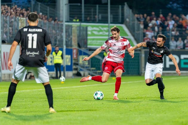 Marcel Benger of Fortuna Düsseldorf, 16, in a tackle with Boran Sezen of Schwarz Weiss 09 36 Oberhausen Alstaden; 09 Fortuna Düsseldorf vs. Schwarz Weiss Alstaden, soccer, Lower Rhine Cup, 2nd round, 2026–27 season, September 23, 2026, DFL REGULATIONS PROHIBIT ANY USE OF PHOTOGRAPHS AS IMAGE SEQUENCES AND OR QUASI-VIDEO. Fortuna Düsseldorf vs. Schwarz Weiss Alstaden, Soccer, Lower Rhine Cup, 2nd Round, 2026–27 Season, September 23, 2026, Düsseldorf Copyright: xEibner-Pressefoto LukasxBaldygax EP_LBA