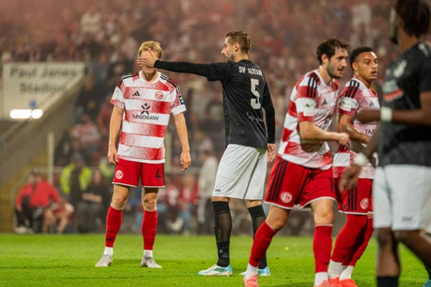 Lukas Bornschein (Fortuna Düsseldorf, 04) has his view blocked by Joel Schoof (Schwarz Weiss 09 36 Oberhausen Alstaden), 05, Marcel Benger (Fortuna Düsseldorf, 16), Steven van der Sloot (Fortuna Düsseldorf, 02). Fortuna Düsseldorf vs. Schwarz Weiss Alstaden, Soccer, Lower Rhine Cup, 2nd Round, 2026–27 season, September 23, 2026, DFL regulations prohibit any use of photographs as image sequences and or quasi-video, Fortuna Düsseldorf vs. Schwarz Weiss Alstaden, soccer, Lower Rhine Cup, 2nd round, 2026–27 season, September 23, 2026, Düsseldorf Copyright: xEibner-Pressefoto LukasxBaldygax EP_LBA