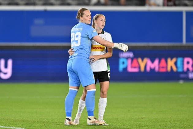 260923 OHL vs AS Roma Lowiese Seynhaeve (29) of OH Leuven Women celebrates with Saar Janssen (2) of OH Leuven Women during the Uefa Women™s Champions League matchday 1 in the League phase game in season 2026 - 2027 between Oud Heverlee Leuven - OHL and AS Roma on September 23 , 2026 in Leuven, Belgium. (Photo by David Catry Sportpix) Leuven Den Dreef - King Power Flemish Brabant Belgium  Copyright: xSportpix.bex xDavidxCatryxDavidxCatryx