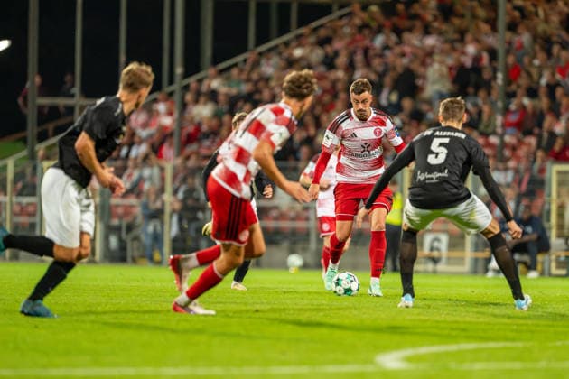 Philipp Foerster, Fortuna Düsseldorf, 10, looking for a pass; Fortuna Düsseldorf vs. Schwarz Weiss Alstaden, soccer, Lower Rhine Cup, 2nd round, 2026–27 season, September 23, 2026, DFL regulations prohibit any use of photographs as image sequences and or quasi-video, Fortuna Düsseldorf vs. Schwarz-Weiss Alstaden, soccer, Lower Rhine Cup, 2nd round, 2026–27 season, September 23, 2026, Düsseldorf Copyright: xEibner-Pressefoto LukasxBaldygax EP_LBA