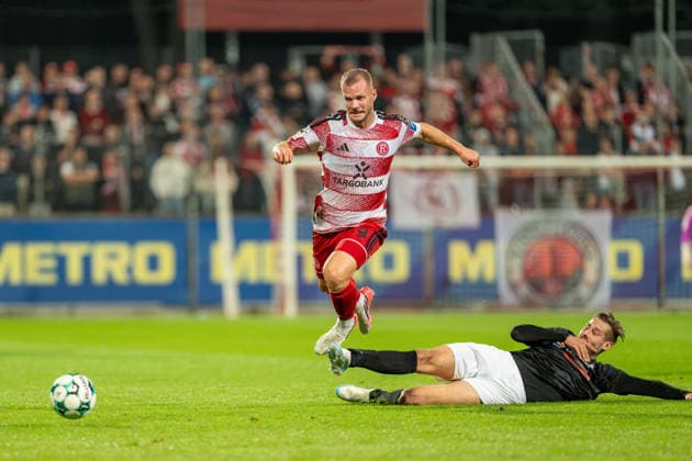 Eric Hottmann of Fortuna Düsseldorf 09 jumps over a sliding tackle by Joel Schoof of Schwarz Weiss 09 36 Oberhausen Alstaden, 05, tackle between Fortuna Düsseldorf and Schwarz Weiss Alstaden, soccer, Lower Rhine Cup, 2nd round, 2026–27 season, September 23, 2026, DFL regulations prohibit any use of photographs as image sequences and or quasi-video. Fortuna Düsseldorf vs. Schwarz Weiss Alstaden, soccer, Lower Rhine Cup, 2nd round, 2026–27 season, September 23, 2026, Düsseldorf Copyright: xEibner-Pressefoto LukasxBaldygax EP_LBA