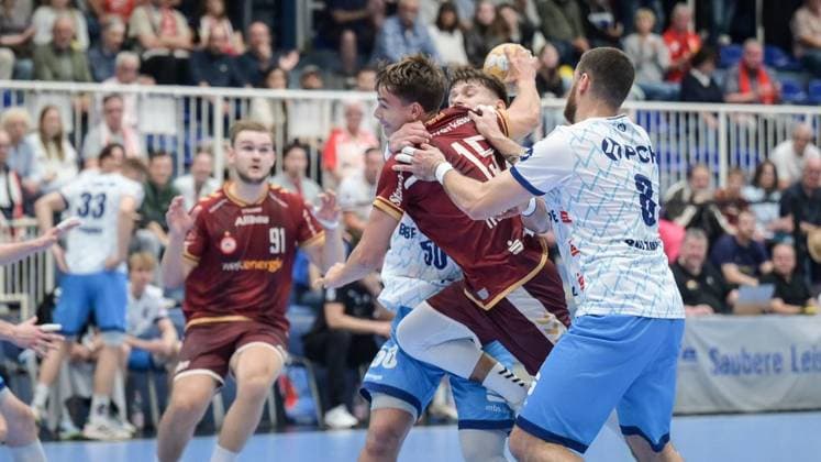 Essen Tusem Essen vs. VfL Potsdam ** FOR EDITORIAL USE ONLY ** EDITORIAL USE ONLY ** p Nils Homscheid 15, TuSEM Essen in red vs. 1 VfL Potsdam in white on Wednesday, September 23, 2026, at the Sporthalle Am Hallo in Essen, Germany (North Rhine-Westphalia), Essen. Copyright UwexErnst Copyright: UwexErnst doc87qavnslpg5at3d4qwl ,EDITORIAL USE ONLY Copyright: UwexErnst