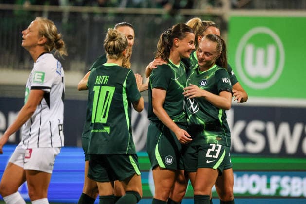 Wolfsburg, Germany, September 23, 2026—UEFA Women’s Europa Cup First Leg: VfL Wolfsburg Women vs. Sturm Graz Women. Pictured: Goal scorer Katharina Piljic of Wolfsburg, center, scores the goal to make it 5–1 for Wolfsburg and celebrates with her teammates. Copyright: HMBxMedia MadeleinexFantini