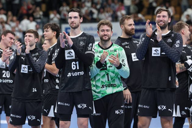 TV Hüttenberg vs. THW Kiel, DHB Cup: Lukas Laube (THW Kiel), 20; Lukas Zerbe (THW Kiel), 24; Hendrik Pekeler (THW Kiel), 61; Goalkeeper Gonzalo Perez de Vargas (THW Kiel), 1; Goalkeeper Andreas Wolff (THW Kiel), 33; Harald Reinkind (THW Kiel, 6) thank the crowd at the second-round DHB Cup match between TV Hüttenberg and THW Kiel on September 23, 2026, at the Buderus Arena in Wetzlar, Wetzlar, Hesse, Germany; Buderus Arena