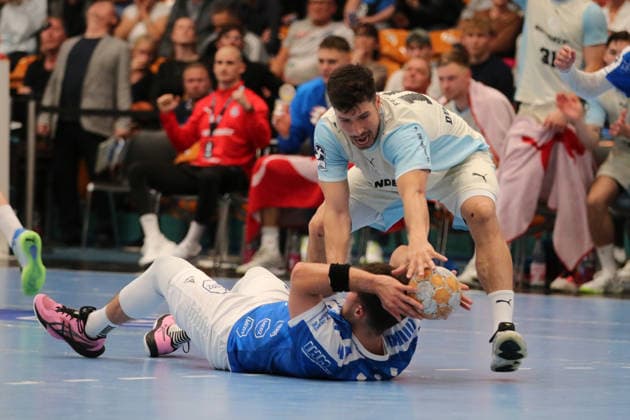 September 23, 2026 Men s Handball 2026–2027 DHB Cup, Round 2: Dessau Roßlauer HV 06 vs. VfL Gummersbach at Anhalt Arena, Dessau; Niklas Döbbel (Dessau), 69, blue, and Alex Dujshébáev, Gummersbach, 10, white, battle for the ball; Dessau-Roßlau, Saxony-Anhalt, Germany