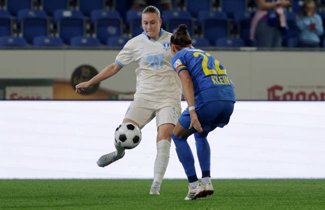 SOCCER - WEC, St.Poelten vs Malmoe SANKT POELTEN,AUSTRIA,23.SEP.26 - SOCCER - UEFA Women s Europa Cup, qualification, SKN Sankt Poelten vs Malmoe FF. Image shows Agnes Martensson (Malmoe) and Jennifer Klein (St.Poelten).  GEPAxpictures xWalterxLuger