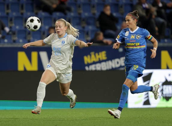 SOCCER - WEC, St.Poelten vs Malmoe SANKT POELTEN,AUSTRIA,23.SEP.26 - SOCCER - UEFA Women s Europa Cup, qualification, SKN Sankt Poelten vs Malmoe FF. Image shows Aelvali Lindstroem (Malmoe) and Jennifer Klein (St.Poelten).  GEPAxpictures xWalterxLuger