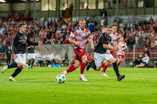 Eric Hottmann of Fortuna Düsseldorf, 09, in a tackle against Ardit Zeqiri of Schwarz Weiss 09 36 Oberhausen Alstaden, 04 Fortuna Düsseldorf vs. Schwarz Weiss Alstaden, Soccer, Lower Rhine Cup, 2nd Round, 2026–27 Season, September 23, 2026, DFL regulations prohibit any use of photographs as image sequences and or quasi-video. Fortuna Düsseldorf vs. Schwarz Weiss Alstaden, soccer, Lower Rhine Cup, 2nd round, 2026–27 season, September 23, 2026, Düsseldorf Copyright: xEibner-Pressefoto LukasxBaldygax EP_LBA