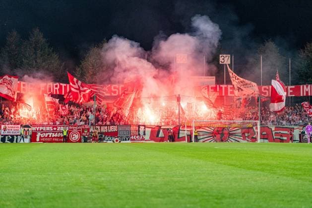 Fire, smoke, flares from Fortuna Düsseldorf; Fortuna Düsseldorf vs. Schwarz Weiss Alstaden, soccer, Lower Rhine Cup, 2nd round, 2026–27 season, September 23, 2026, DFL regulations prohibit any use of photographs as image sequences and or quasi-video. Fortuna Düsseldorf vs. Schwarz-Weiß Alstaden, soccer, Lower Rhine Cup, 2nd round, 2026–27 season, September 23, 2026, Düsseldorf Copyright: xEibner-Pressefoto LukasxBaldygax EP_LBA