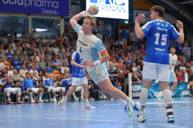 September 23, 2026, xtgx, DHB Cup Round 2, Dessau Rosslauer HV 06 vs. VfL Gummersbach emspor, from left: Ellidi Snaer Vidarsson (Gummersbach), 4 shots on goal, goal scorers, scores a goal, goal, scores the goal (Dessau)