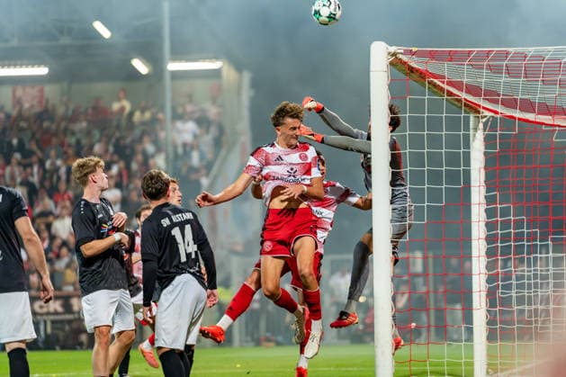 Lukas Eixler of Fortuna Düsseldorf, No. 11, jumps for a header against Djamal Ehlert of Schwarz Weiss 09 36 Oberhausen Alstaden, 01 Fortuna Düsseldorf vs. Schwarz Weiss Alstaden, Soccer, Lower Rhine Cup, 2nd Round, 2026–27 Season, September 23, 2026, DFL regulations prohibit any use of photographs as image sequences and or quasi-video. Fortuna Düsseldorf vs. Schwarz Weiss Alstaden, soccer, Lower Rhine Cup, 2nd round, 2026–27 season, September 23, 2026, Düsseldorf Copyright: xEibner-Pressefoto LukasxBaldygax EP_LBA