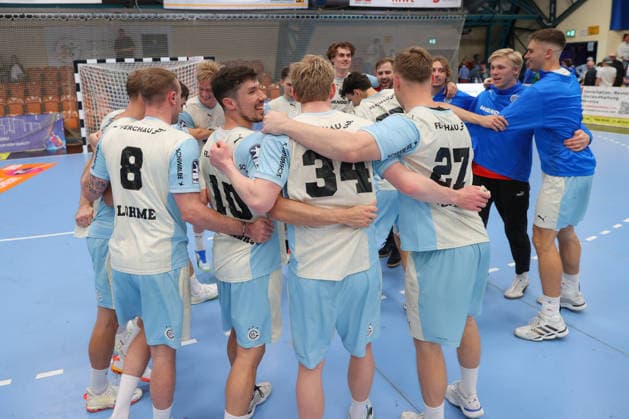 September 23, 2026, xtgx, DHB Cup 2nd Round, Dessau Rosslauer HV 06 vs. VfL Gummersbach emspor, from left: Gummersbach celebrating the victory, Dessau celebrating after the game