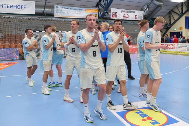 September 23, 2026, xtgx, DHB Cup 2nd Round, Dessau Rosslauer HV 06 vs. VfL Gummersbach emspor, from left: Gummersbach celebrating the victory, Dessau celebrating after the game