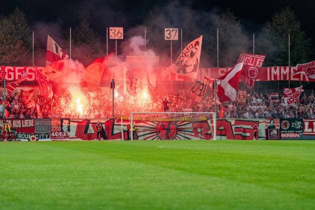 Fire, smoke, flares from Fortuna Düsseldorf; Fortuna Düsseldorf vs. Schwarz Weiss Alstaden, soccer, Lower Rhine Cup, 2nd round, 2026–27 season, September 23, 2026, DFL REGULATIONS PROHIBIT ANY USE OF PHOTOGRAPHS AS IMAGE SEQUENCES AND OR QUASI-VIDEO. Fortuna Düsseldorf vs. Schwarz-Weiß Alstaden, Soccer, Lower Rhine Cup, Round 2, 2026–27 Season, September 23, 2026, Düsseldorf Copyright: xEibner-Pressefoto LukasxBaldygax EP_LBA