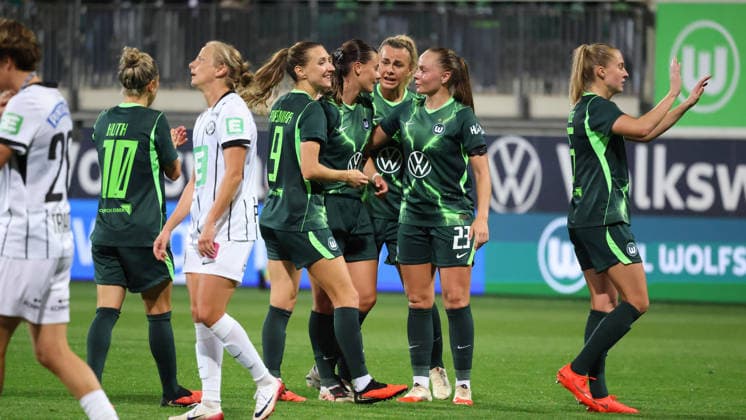 VfL vs. Graz, Women s Europa League Qualifiers, Wolfsburg, September 23, 2026, Soccer, Women, VfL Wolfsburg vs. SK Sturm Graz, UEFA Women’s Europa League Qualifiers, Round 2, 2026–2027 Season. Katharina Piljic of VfL Wolfsburg celebrates with the team after scoring the goal that made it 5–1 at AOK Stadium Niedersachsen, Germany