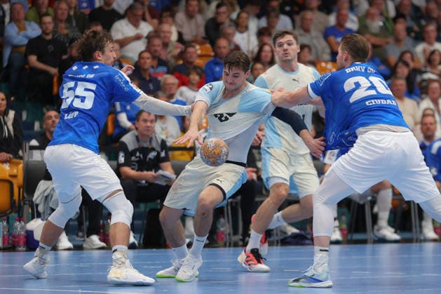 September 23, 2026, xtgx, DHB Cup 2nd Round, Dessau Rosslauer HV 06 vs. VfL Gummersbach, from left: Mikhel Löpp (Dessau), 55, Ludvig Hallbäck (Gummersbach), 20, Leon Ciudad Benitez (Dessau), 20, tackle, duel, battle, Dessau