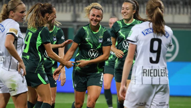 VfL vs. Graz, Women s Europa League Qualifiers, Wolfsburg, September 23, 2026, Soccer, Women s, VfL Wolfsburg vs. SK Sturm Graz, UEFA Women s Europa League Qualifiers, Round 2, 2026–2027 Season. Lena Lattwein of VfL Wolfsburg celebrates with the team after scoring the goal that made the score 6–1 at AOK Stadion Niedersachsen, Germany.