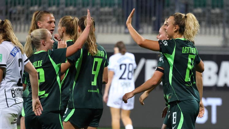 VfL vs. Graz, Women s Europa League Qualifiers, Wolfsburg, September 23, 2026, Soccer, Women’s, VfL Wolfsburg vs. SK Sturm Graz, UEFA Women’s Europa League Qualifiers, Round 2, 2026–2027 Season. Lena Lattwein of VfL Wolfsburg celebrates with the team after scoring the goal that made it 6–1 at AOK Stadium Niedersachsen, Germany