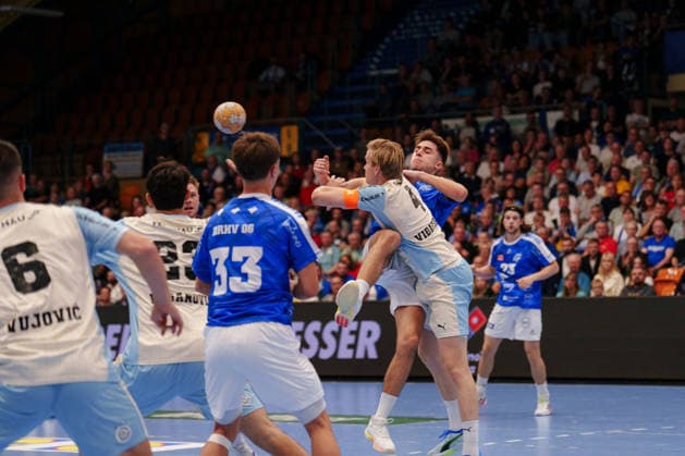 DHB Cup, Round 2: Dessau Roßlauer HV 06 vs. VfL Gummersbach, Alen Hadzimuhamedovic (Dessau Roßlauer HV 06, No. 11) is blocked by Ellidi Snaer Vidarsson (VfL Gummersbach), 4 on September 23, 2026, at the Anhalt Arena, Dessau-Roßlau, Saxony-Anhalt, Dessau-Roßlau, Anhalt Arena, Saxony-Anhalt, Germany