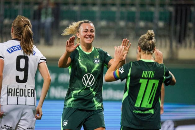 Wolfsburg, Germany, September 23, 2026 UEFA Women’s Europa Cup First Leg: VfL Wolfsburg Women vs. Sturm Graz Women. Pictured, from left: Lena Lattwein, Wolfsburg’s second goal scorer, scores the goal that makes it 6–1 for Wolfsburg and celebrates with Svenja Huth, Wolfsburg. Copyright: HMBxMedia MadeleinexFantini