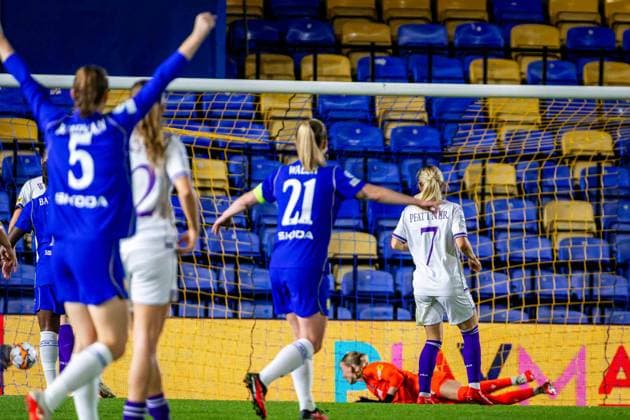 SOCCER - WCL, Chelsea vs A.Wien LONDON,ENGLAND,23.SEP.26 - SOCCER - UEFA Women s Champions League, Chelsea FC vs FK Austria Wien. Image shows the rejoicing of Veerle Buurman and Keira Walsh (Chelsea) as well as the disappointment of Elisa Pfattner and Jasmin Pal (A.Wien). Keyword: goal.  GEPAxpictures xKevinxHackner