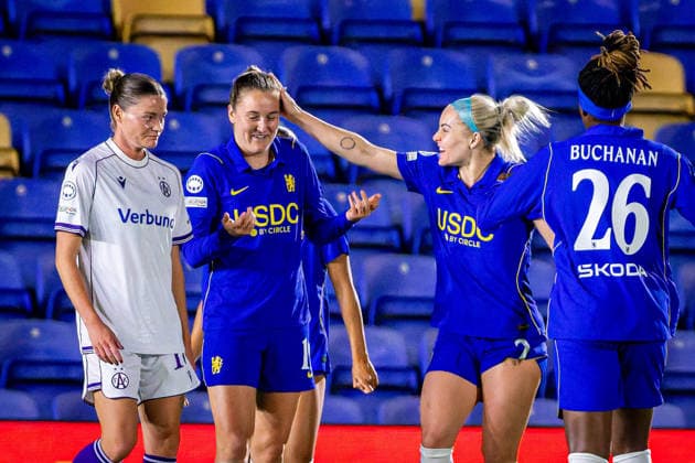SOCCER - WCL, Chelsea vs A.Wien LONDON,ENGLAND,23.SEP.26 - SOCCER - UEFA Women s Champions League, Chelsea FC vs FK Austria Wien. Image shows the disappointment of Verena Hanshaw (A.Wien) and the rejoicing of Wieke Kaptein, Alyssa Thompson, Ellie Carpenter and Kadeisha Buchanan (Chelsea).  GEPAxpictures xKevinxHackner