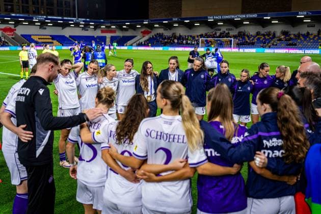 SOCCER - WCL, Chelsea vs A.Wien LONDON,ENGLAND,23.SEP.26 - SOCCER - UEFA Women s Champions League, Chelsea FC vs FK Austria Wien. Image shows the team of FK Austria Wien in the hudle.  GEPAxpictures xKevinxHackner
