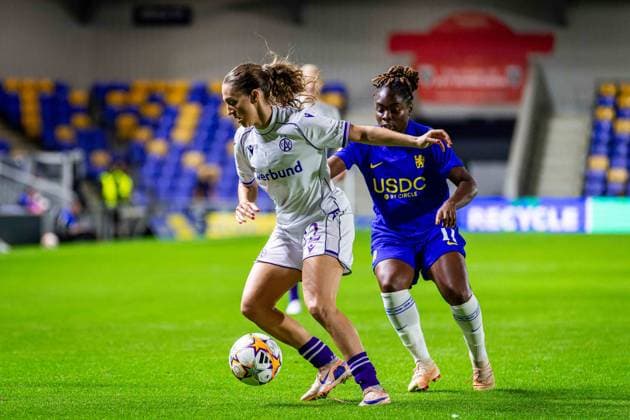 SOCCER - WCL, Chelsea vs A.Wien LONDON,ENGLAND,23.SEP.26 - SOCCER - UEFA Women s Champions League, Chelsea FC vs FK Austria Wien. Image shows Modesta Uka (A.Wien) and Sandy Baltimore (Chelsea).  GEPAxpictures xKevinxHackner