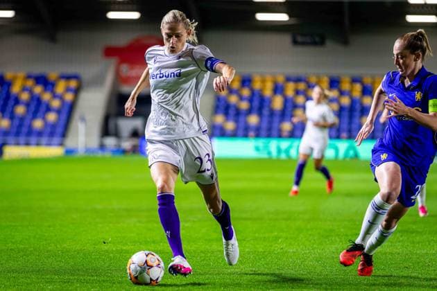 SOCCER - WCL, Chelsea vs A.Wien LONDON,ENGLAND,23.SEP.26 - SOCCER - UEFA Women s Champions League, Chelsea FC vs FK Austria Wien. Image shows Carina Wenninger (A.Wien) and Keira Walsh (Chelsea).  GEPAxpictures xKevinxHackner