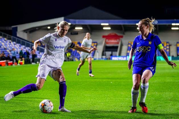 SOCCER - WCL, Chelsea vs A.Wien LONDON,ENGLAND,23.SEP.26 - SOCCER - UEFA Women s Champions League, Chelsea FC vs FK Austria Wien. Image shows Carina Wenninger (A.Wien) and Keira Walsh (Chelsea).  GEPAxpictures xKevinxHackner