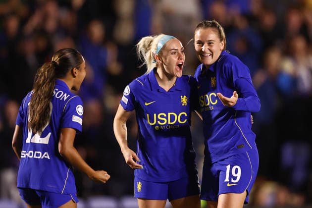 Chelsea gegen Austria Wien, 23. September 2026, London – UEFA Women’s Champions League: Chelsea gegen Austria Wien. Wieke Kaptein von Chelsea feiert das erste Tor gemeinsam mit Alyssa Thompson und Ellie Carpenter von Chelsea. Foto: Jacques Feeney. Offside, London, Großbritannien  Copyright: xJacquesxFeeneyx xOffsidexOffside