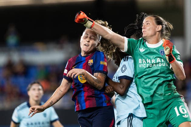 September 23, 2026, Sant Joan Despo, Catalonia, Spain: Claudia Pina of FC Barcelona, Barca and Mylene Chavas (GK) of Paris FC challenge for the ball during the UEFA WomenÃ¢â‚¬â ¢s Champions League Matchday 1 match between FC Barcelona and Paris FC at Estadi Johan Cruyff in Sant Joan DespoÂ­, Barcelona, Spain. Sant Joan Despo Spain - ZUMAs316 20260923_znp_s316_040 Copyright: xMartixSeguraxRamonedax