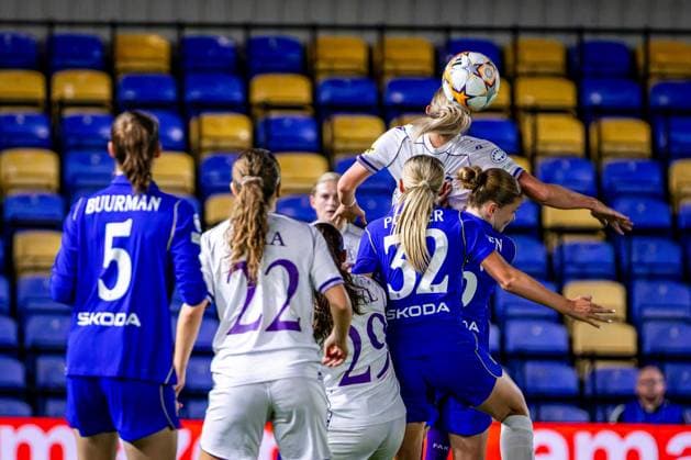 SOCCER - WCL, Chelsea vs A.Wien LONDON,ENGLAND,23.SEP.26 - SOCCER - UEFA Women s Champions League, Chelsea FC vs FK Austria Wien. Image shows Alexia Potter (Chelsea) and Carina Wenninger (A.Wien).  GEPAxpictures xKevinxHackner